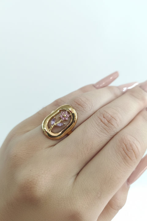 Anello ovale con fiore rosa in colore oro