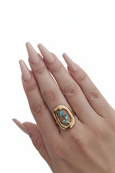 Anello ovale con fiore azzurro in colore oro